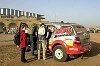 fotografie frank uijlenbroek©2003 frank uijlenbroek<br>040112 Bobo Dioulasso Burkino Fasso<br>Huttenrallyteam Dakar rally<br>fotobekijks voor de auto van Herman Hutten